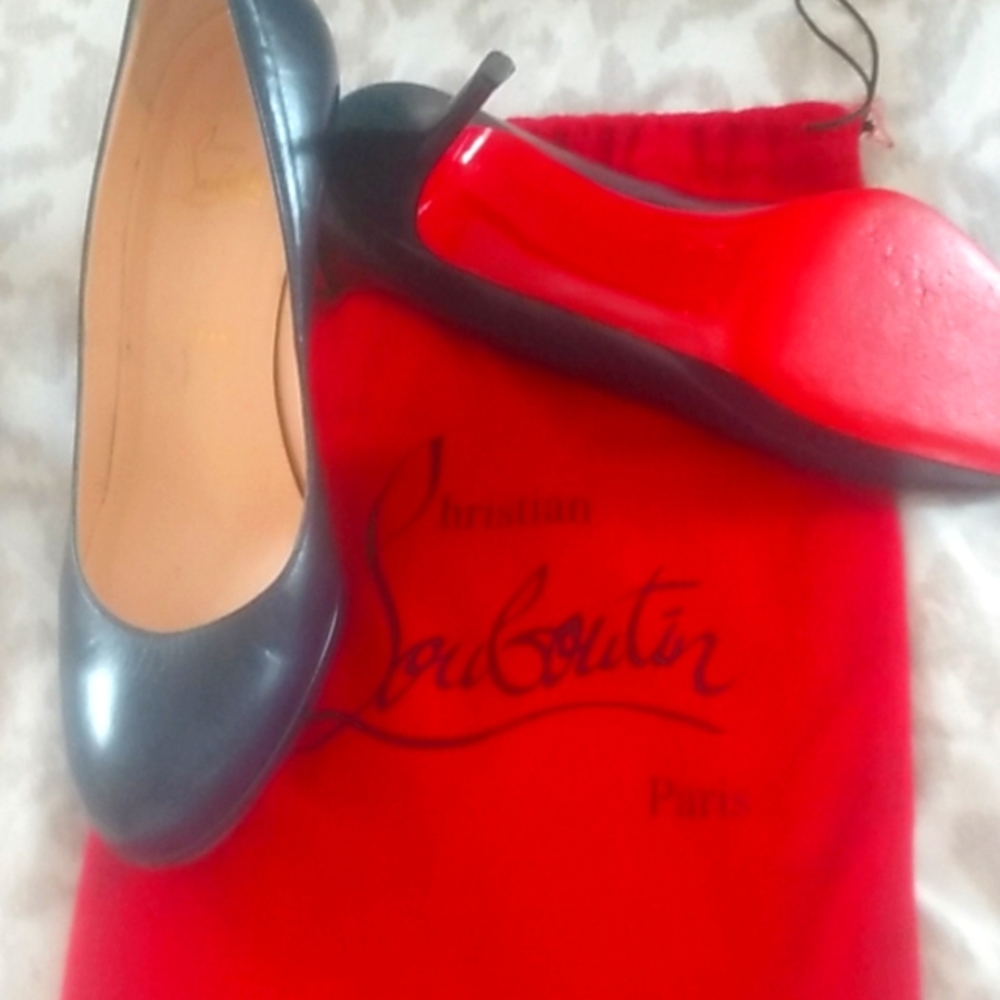 Cristian Louboutin navy pumps sz 40